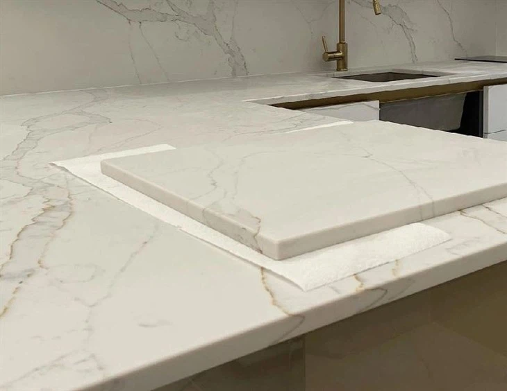 Gold-Calacatta-Quartz-for-Kitchen-Countertop-Bathroom-Vanity-Top.webp (4)(001)